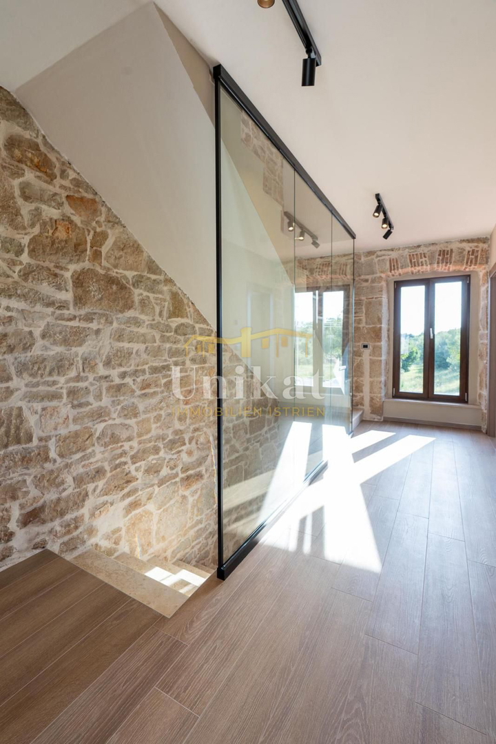 Renovirana kamnita hiša s bazenom